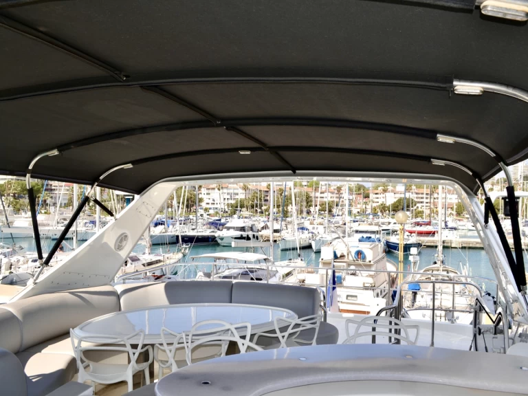 Marquis 69 charter bareboat eller skeppad i Antibes