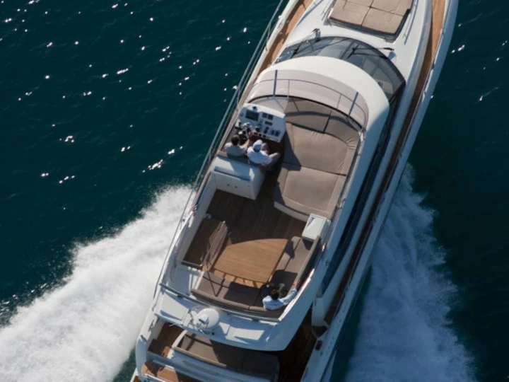 Uthyrning Motorbåt  Prestige med en båtlicens 