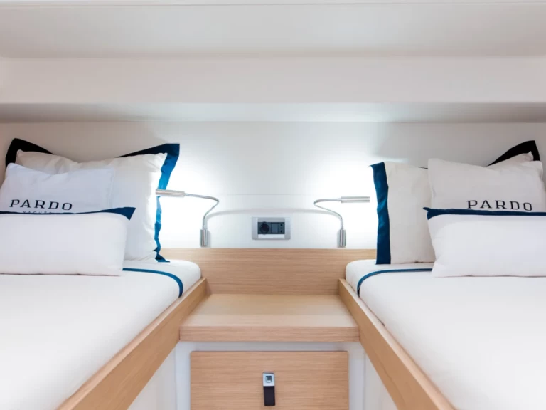 Pardo Yachts Pardo 38 charter bareboat eller skeppad i Beaulieu-sur-Mer