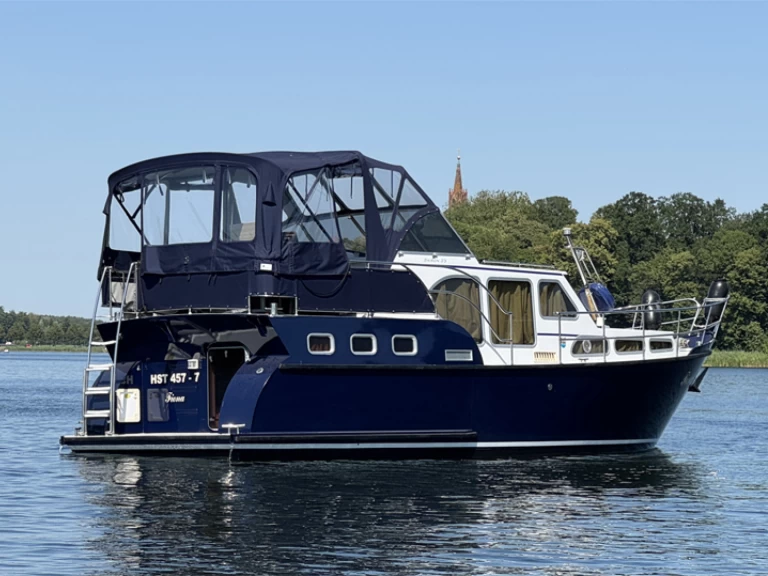 FB-Yachtcharter Pedro Skiron 35 charter bareboat eller skeppad i Malchow