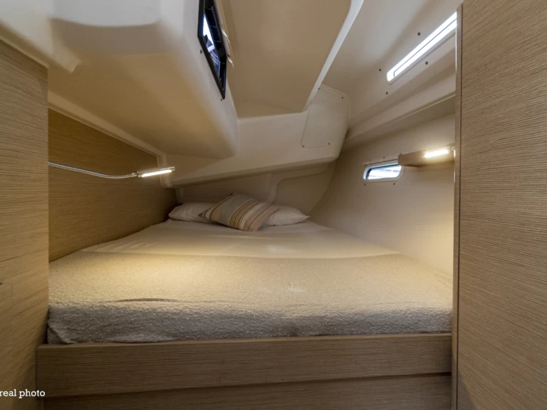 Hanse Hanse 388 charter bareboat eller skeppad i Cannigione