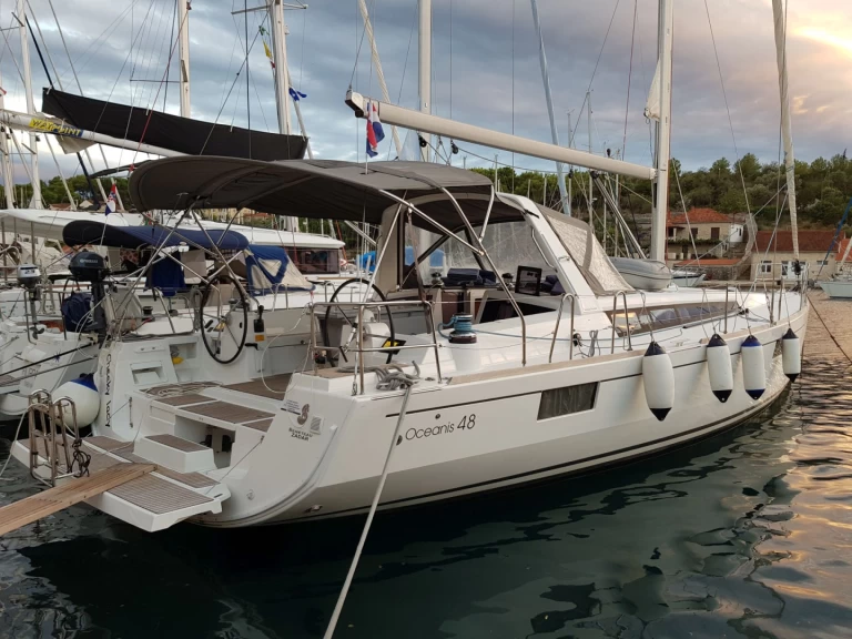 Hyr en Bénéteau Oceanis 48 Punat 