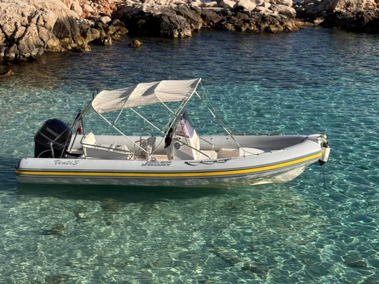Joker Boat Clubman 23 charter bareboat eller skeppad i Bormes-les-Mimosas