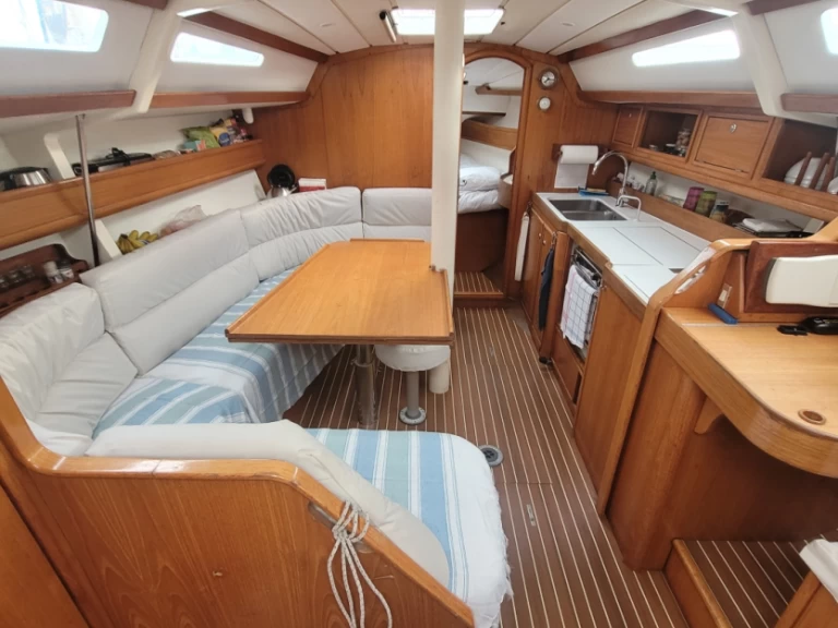 Jeanneau Sun Fast 39 charter bareboat eller skeppad i Porto