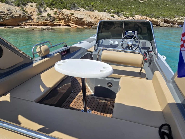 Grginić Shark 23 charter bareboat eller skeppad i Novalja