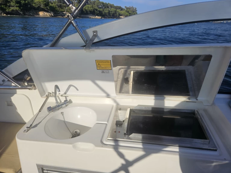 Bénéteau Monte Carlo 27 charter bareboat eller skeppad i Mandelieu-la-Napoule