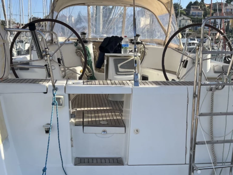 Bénéteau Oceanis 50 charter bareboat eller skeppad i Hyeres