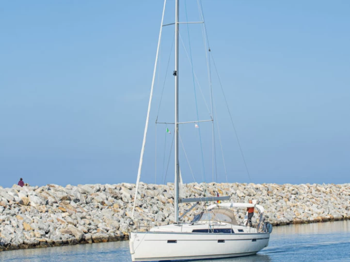 Bavaria Cruiser 41 charter bareboat eller skeppad i San Vincenzo