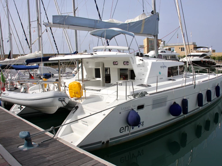 Lagoon Lagoon 440 charter bareboat eller skeppad i San Vincenzo
