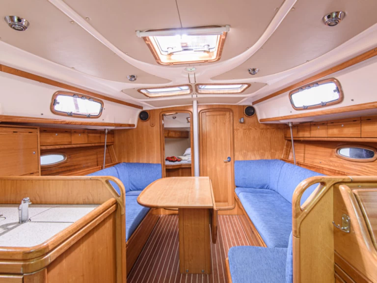 Bavaria Cruiser 37 charter bareboat eller skeppad i San Vincenzo