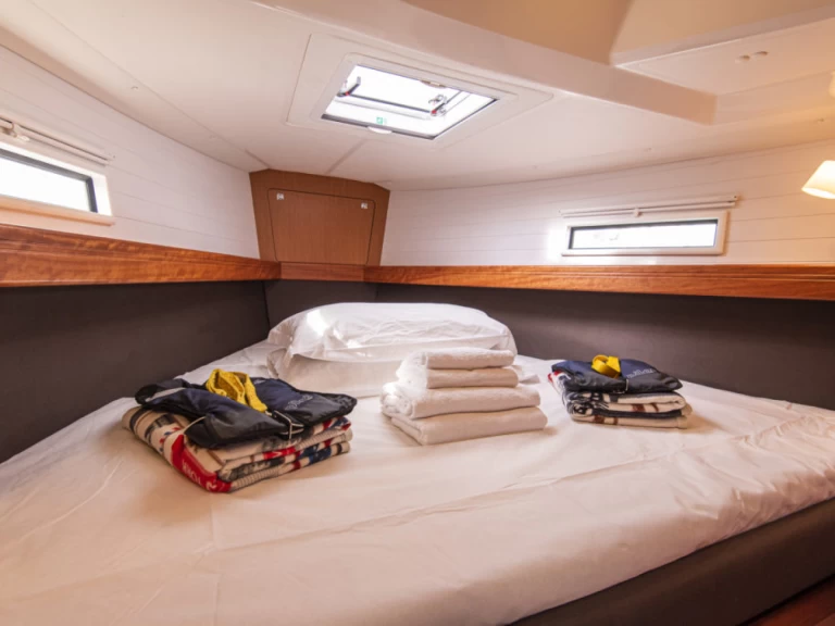 Hyra Segelbåt  med eller utan skeppare Bavaria San Vincenzo 