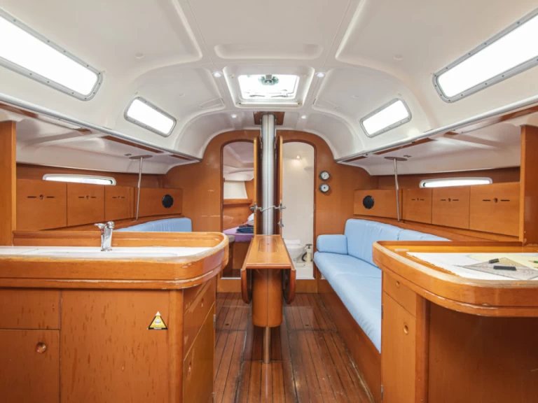 Bénéteau First 40.7 charter bareboat eller skeppad i San Vincenzo