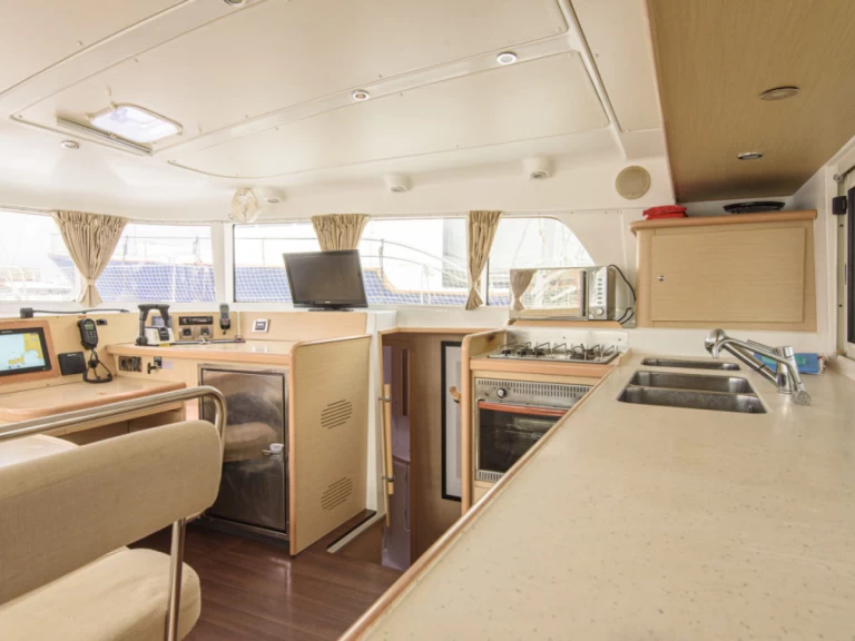 Lagoon Lagoon 440 charter bareboat eller skeppad i San Vincenzo