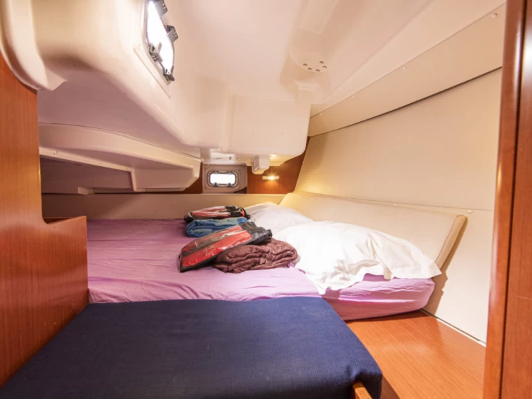 Bénéteau Oceanis 34 charter bareboat eller skeppad i San Vincenzo