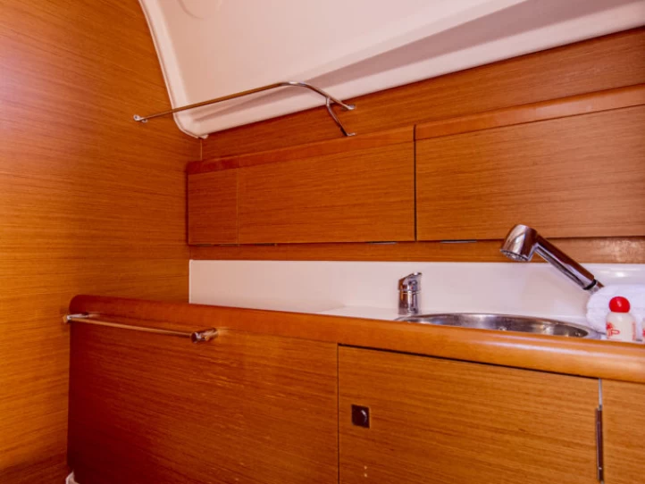 Hyra Segelbåt  med eller utan skeppare Jeanneau San Vincenzo 