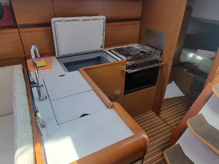 Jeanneau Sun Odyssey 419 charter bareboat eller skeppad i San Vincenzo