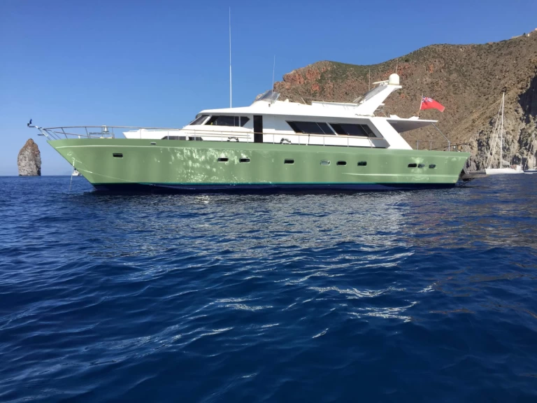 Cantieri Pegasus 80 charter bareboat eller skeppad i Olbia