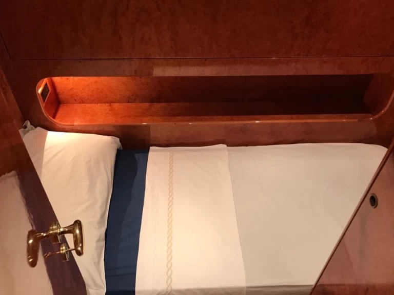 Hyra Lyx yacht med eller utan skeppare Cantieri Olbia 