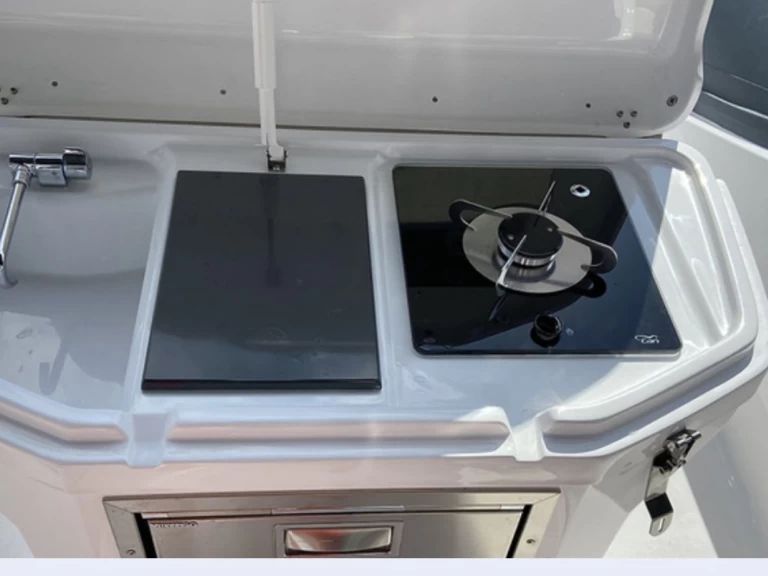 Salpa SALPA 26 SOLEIL charter bareboat eller skeppad i Port Grimaud