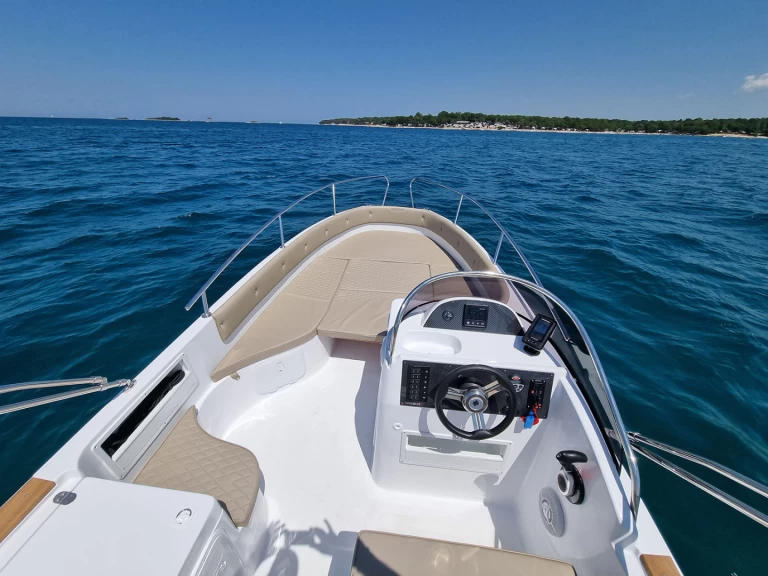 Marinello Eden 22 charter bareboat eller skeppad i Funtana-Fontane