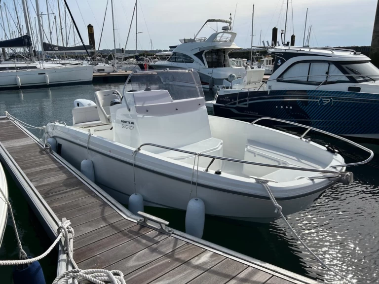 Hyr en Bénéteau Flyer 6 SPACEdeck Port du Moulin Blanc 