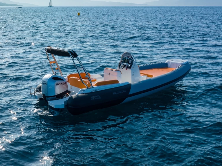 Fanale marine  FANALE 700 FALCHETTU charter bareboat eller skeppad i Porto Pollo