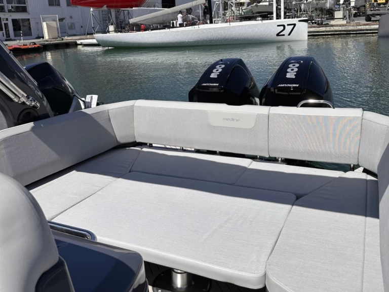 Zodiac Medline 9 charter bareboat eller skeppad i Port Grimaud