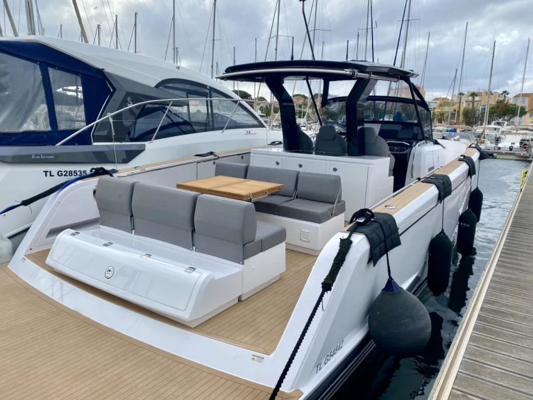 Uthyrning Motorbåt  Pardo Yachts med en båtlicens 