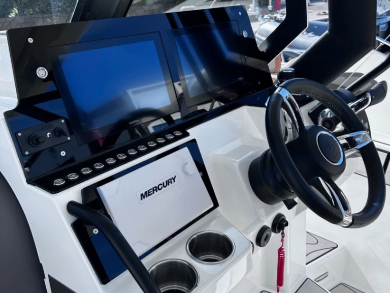 Hyra RIB med eller utan skeppare Zodiac Cogolin 