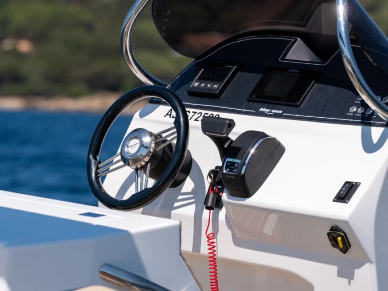 Uthyrning RIB Marsea med en båtlicens 