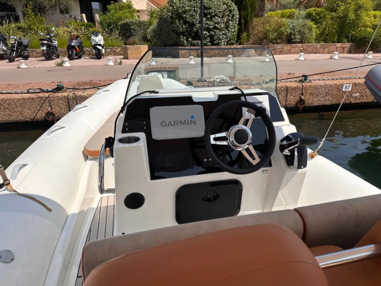 Zodiac Medline 7.5 charter bareboat eller skeppad i Port Grimaud