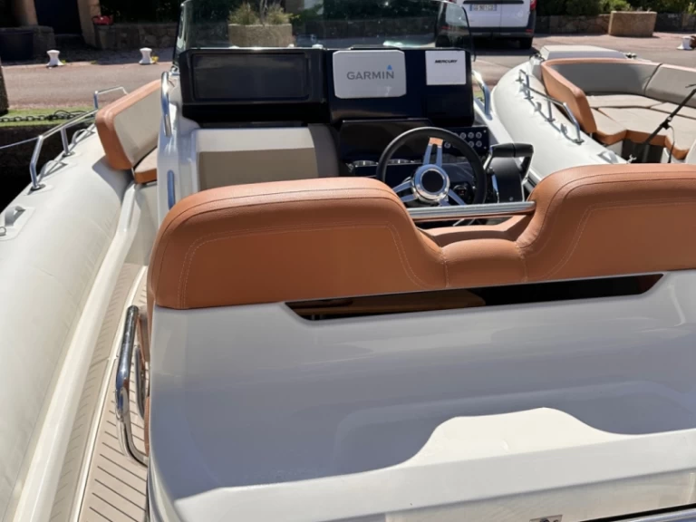 Zodiac Medline 9 charter bareboat eller skeppad i Port Grimaud