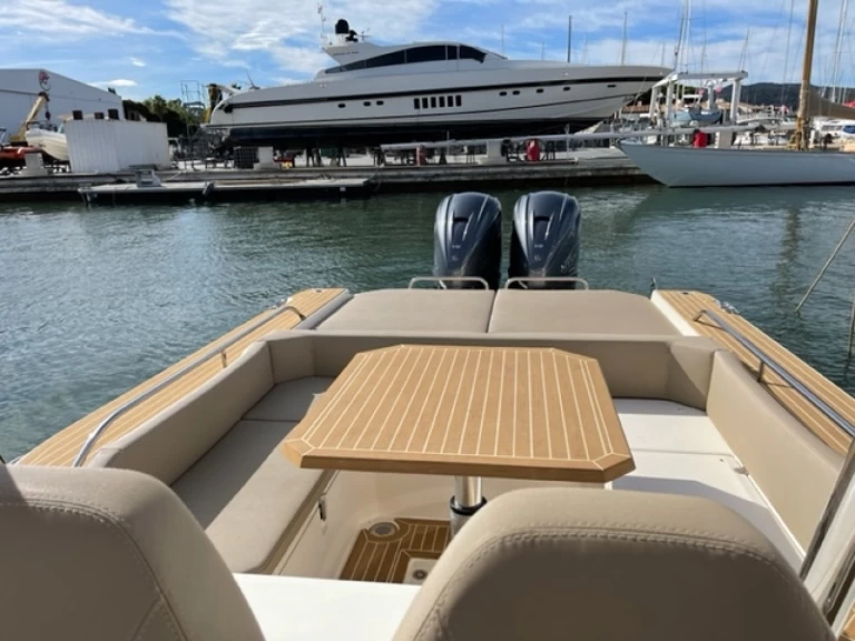 Capelli Tempest 40 charter bareboat eller skeppad i Port Grimaud