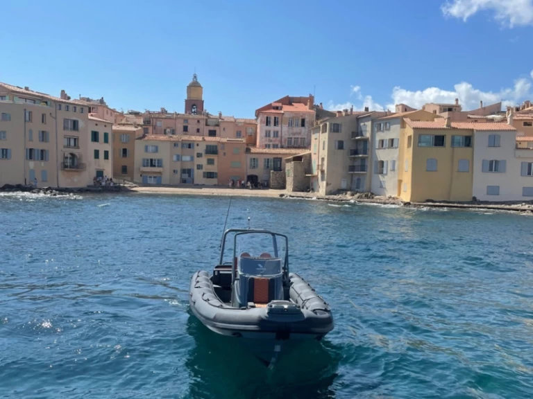 Highfield HIGHFIELD 700 charter bareboat eller skeppad i Port Grimaud