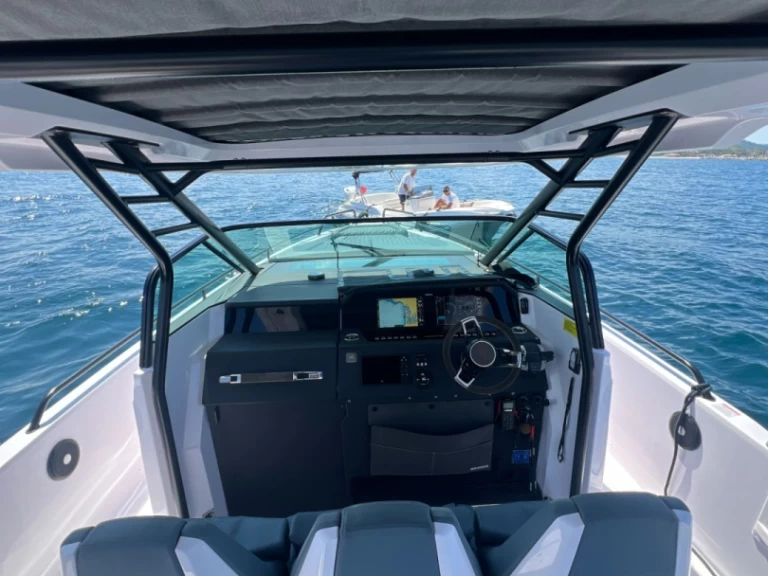 Uthyrning Lyx yacht Axopar med en båtlicens 