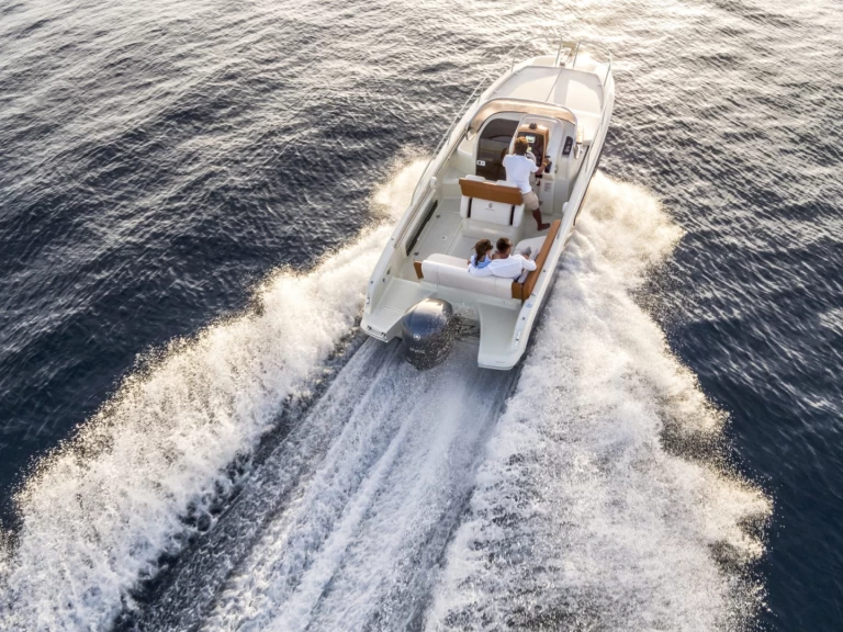 Capoforte CX 240 charter bareboat eller skeppad i Cogolin