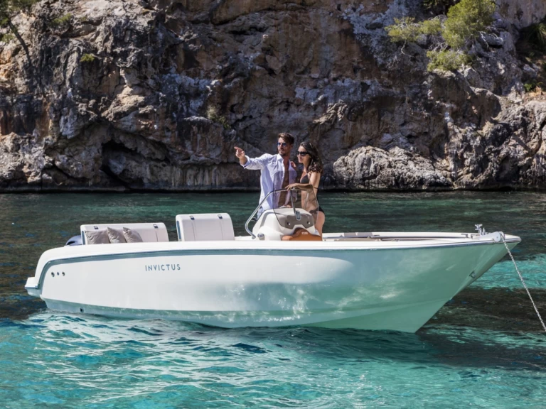 Invictus  FX 190 charter bareboat eller skeppad i Saint Raphael