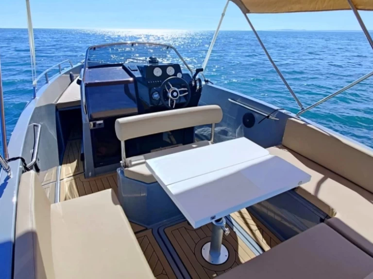 Hyra Motorbåt  med eller utan skeppare Nuva Saint Raphael 