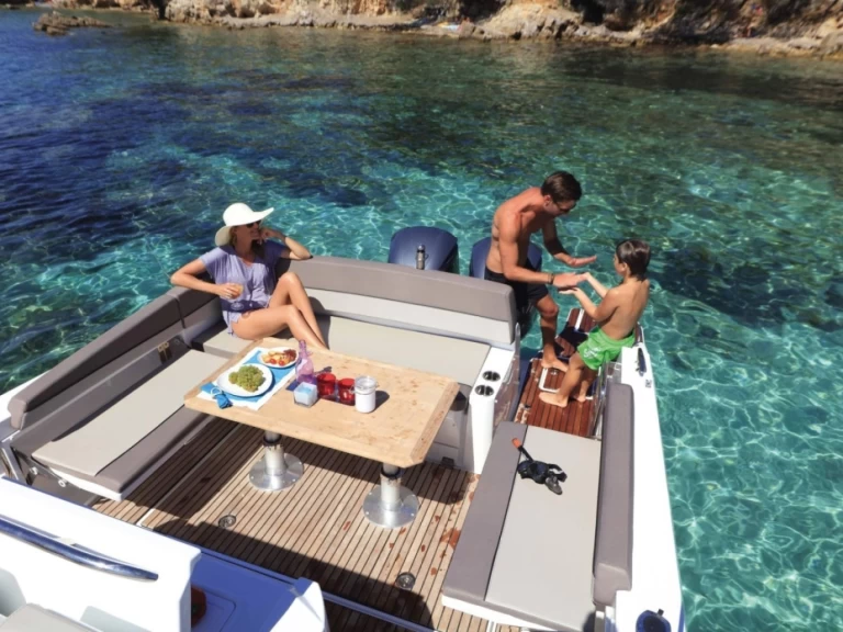 Uthyrning Motorbåt  Jeanneau med en båtlicens 