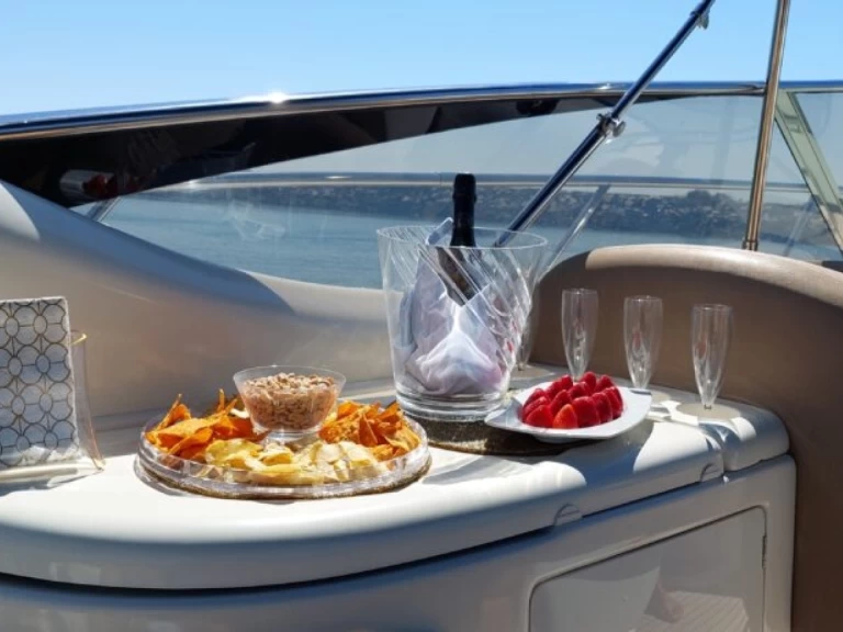 Cranchi Endurance 39 charter bareboat eller skeppad i Saint Raphael