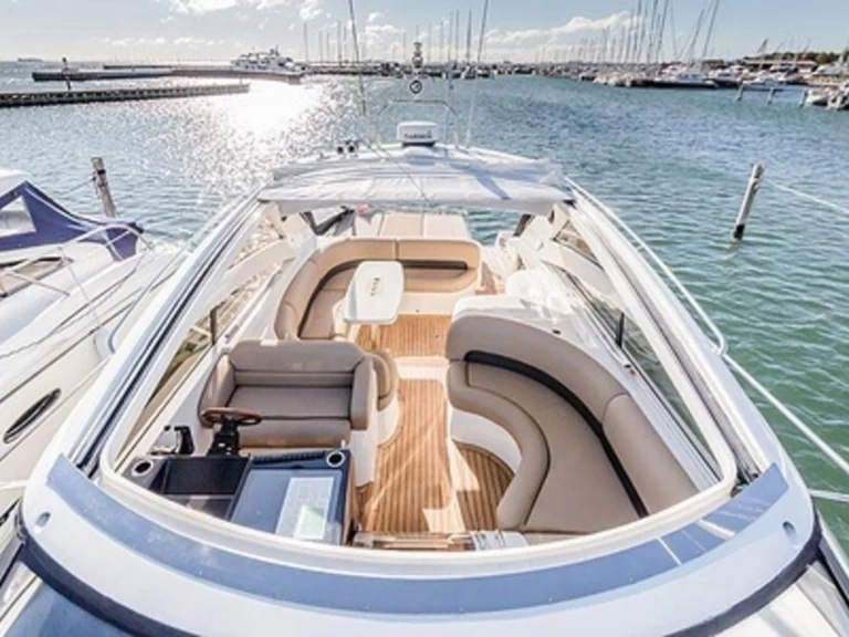 Princess Princess V46 charter bareboat eller skeppad i Saint Raphael