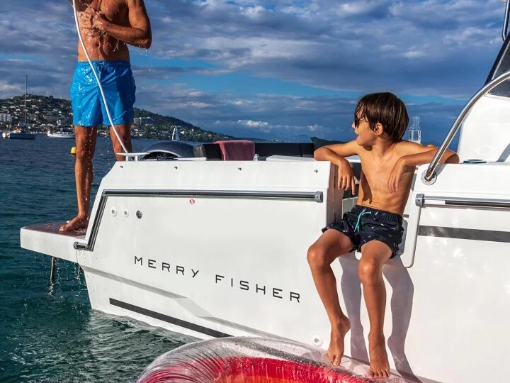 Jeanneau Merry fisher 795 S2 charter bareboat eller skeppad i Saint Raphael