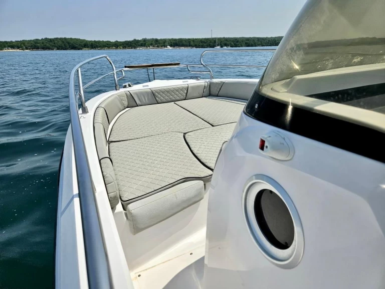 Uthyrning Motorbåt  Ranieri med en båtlicens 