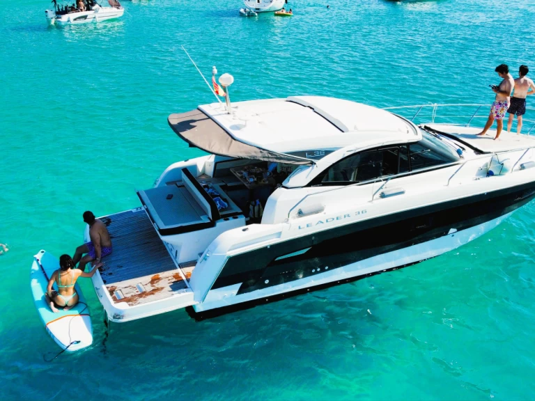 Jeanneau Leader 36 charter bareboat eller skeppad i Fornells