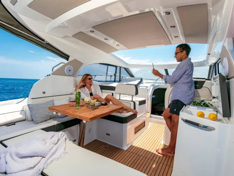 Hyr en Jeanneau Leader 36 Fornells 