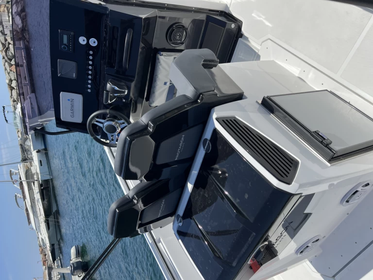 Poseidon Protagon 25 charter bareboat eller skeppad i Sainte-Maxime