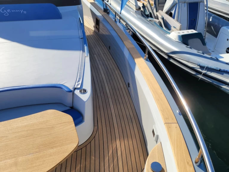 italyure SPORT 38  charter bareboat eller skeppad i Sorrento