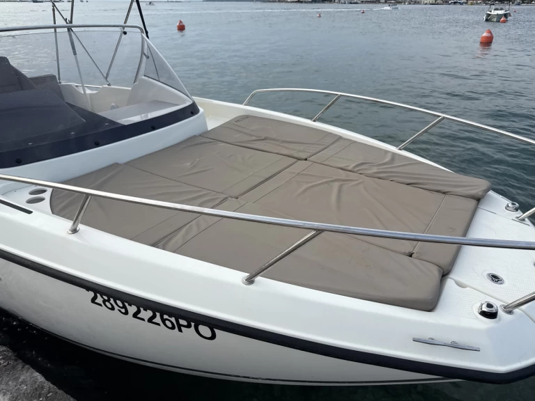Quicksilver Activ 675 Sundeck charter bareboat eller skeppad i Porec Port