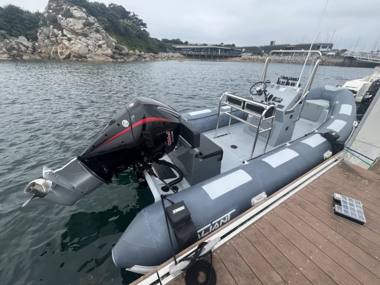 Hyra RIB med eller utan skeppare Valiant Roscoff 