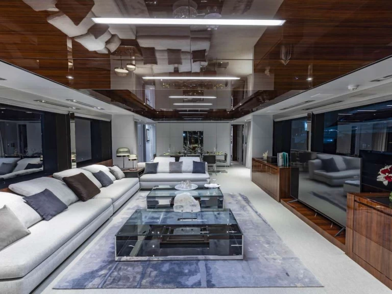 Riva NO SURRENDER charter bareboat eller skeppad i Newport